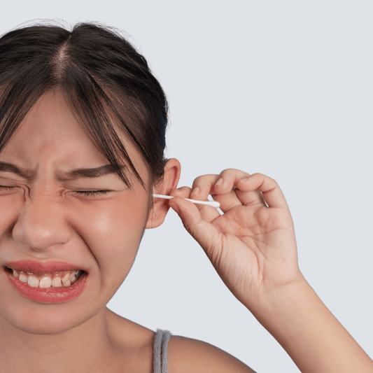 femme inquiète – pourquoi il ne faut pas se laver trop souvent les oreilles